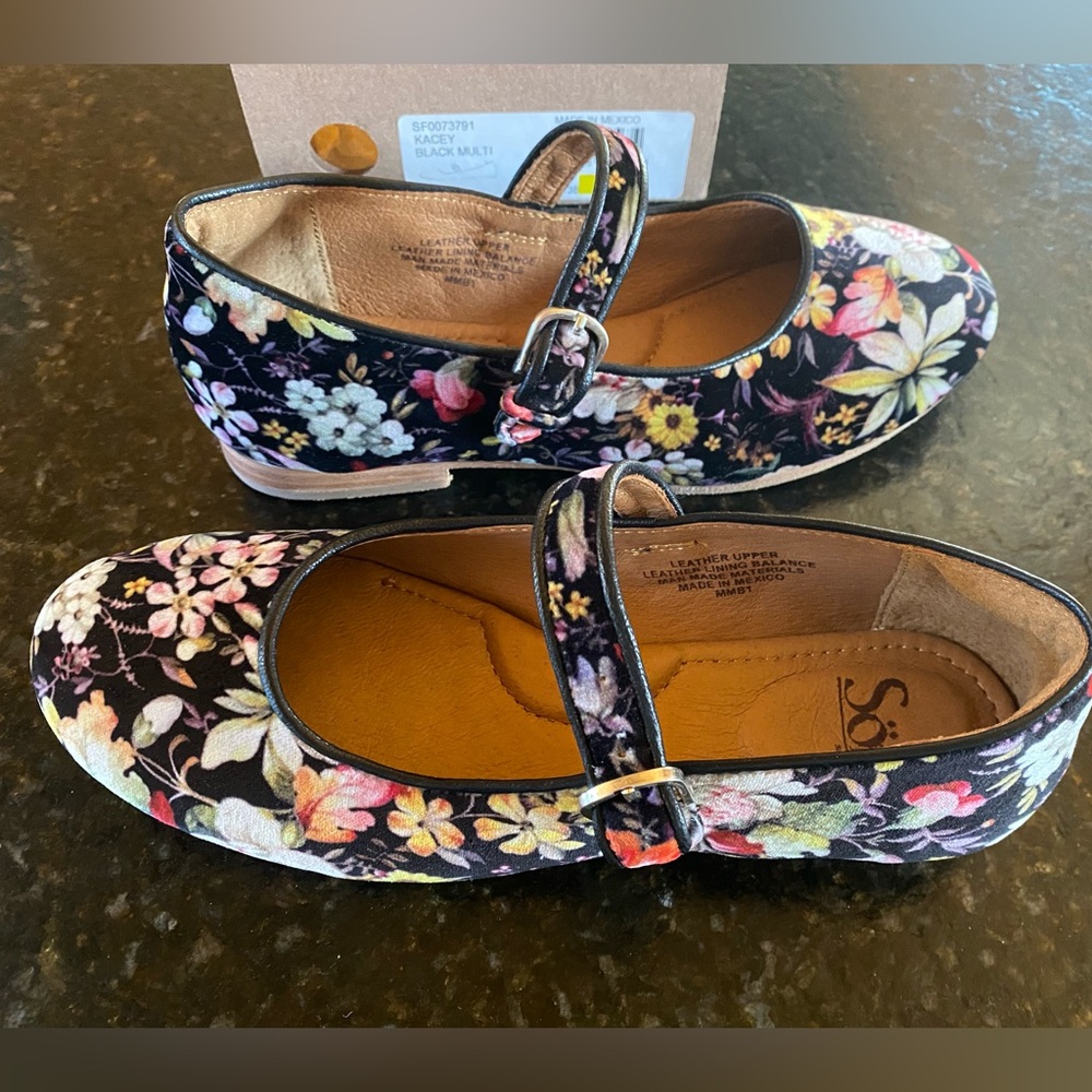 Sofft Kasey black multicolor floral velvety Mary Jane’s ballet flats shoes